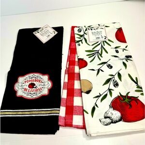 NWT. DII Italiano Dishtowel kitchen tow Set of 2 and set of 1 black towel.